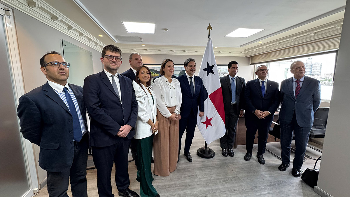 Delegación parlamentaria Italia–Panamá junto a la bandera de Panamá