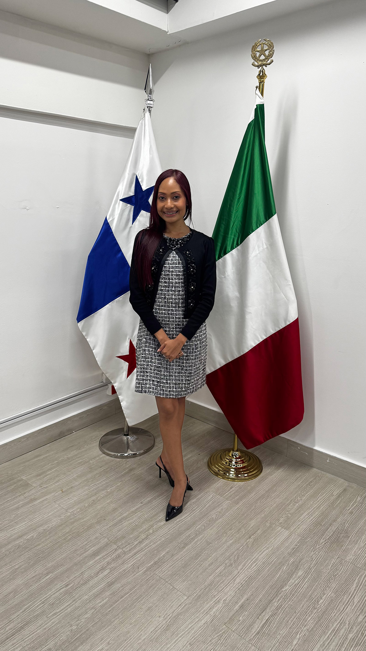 Anyelid Herazo entre las banderas de Panamá e Italia