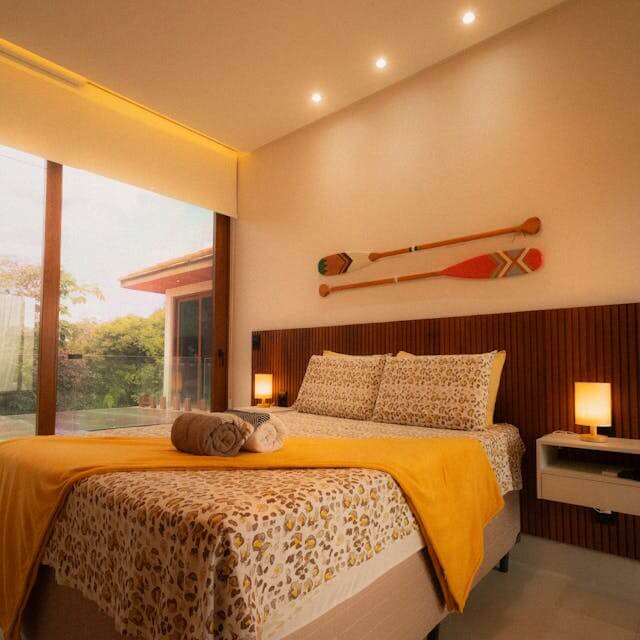 Ingeniero revisando panel