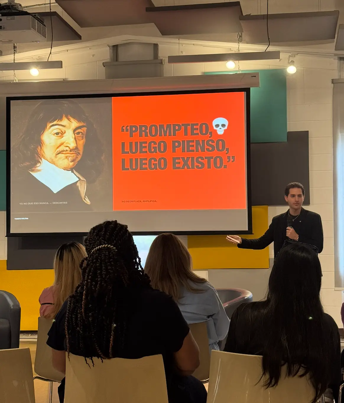 El creativo Tomás Koltan durante su ponencia.